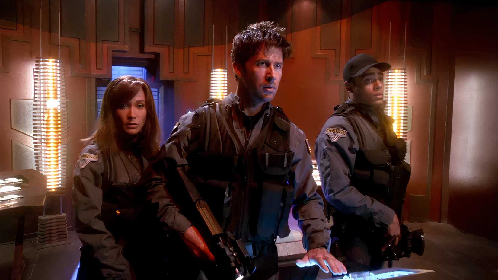 Jason Momoa'nın Unutulmuş Dizisi Stargate Atlantis YouTube'da Ücretsiz!