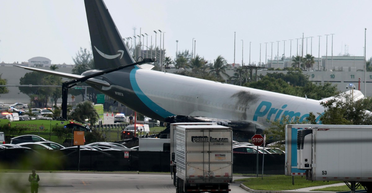 Amazon kargo uçağı Miami'de pistten çıktı: Yolcuların korkulu anları