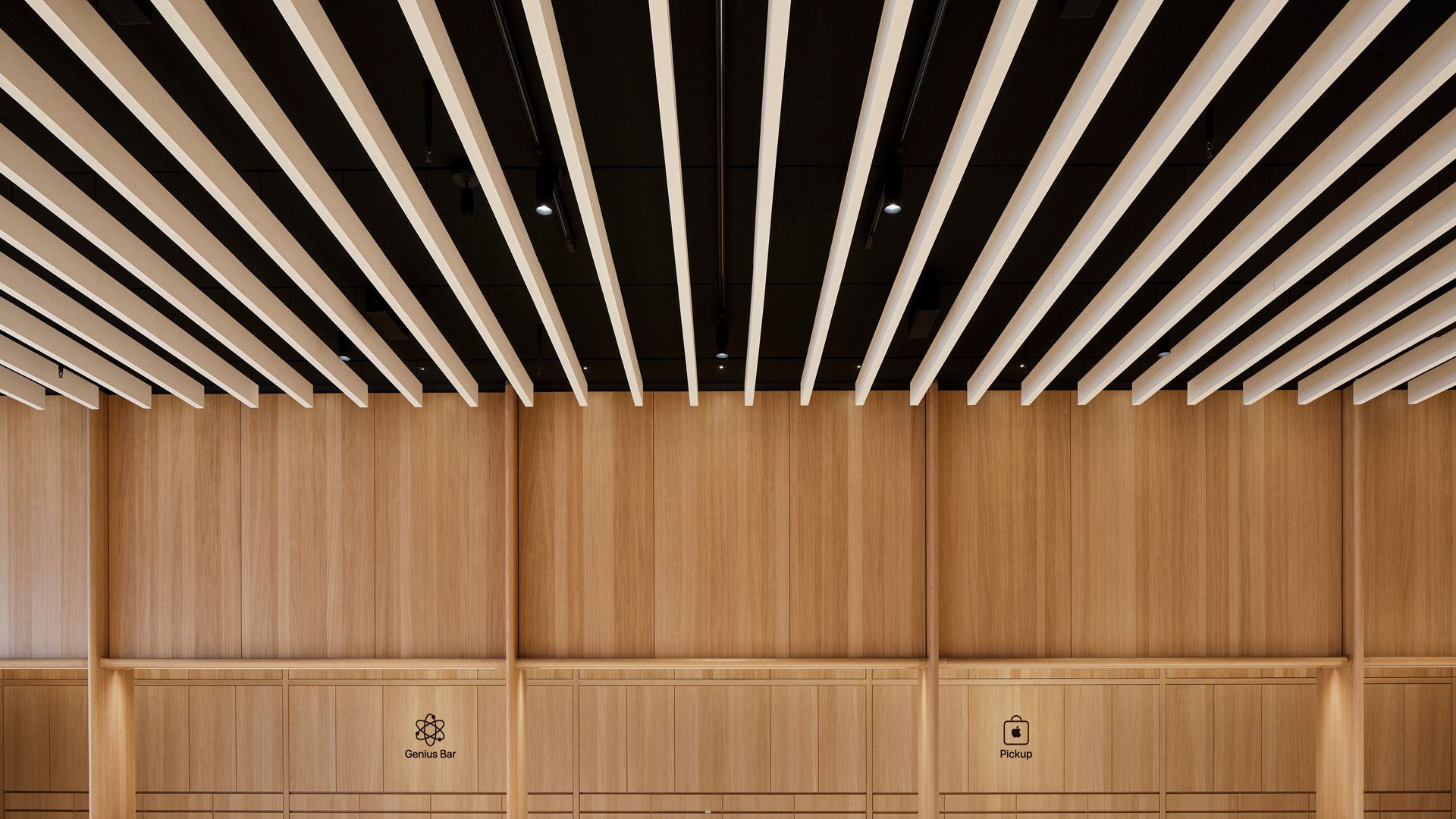 Apple Mağazalarında Büyük Değişim: Dev Ekranlar Gidiyor, Genius Bar Geri Dönüyor