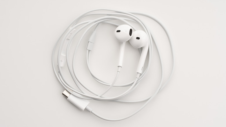 Apple EarPods: 2026'da Hâlâ Alınır mı? Kablolu Kulaklığın Sessiz Zaferi
