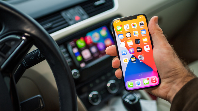 Otomobil Üreticileri 2026'da CarPlay'i Neden Terk Ediyor?