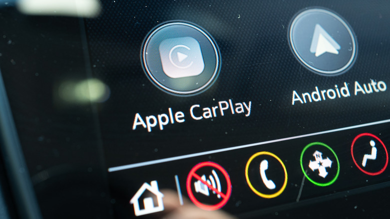 Otomobil Üreticileri 2026'da CarPlay'i Neden Terk Ediyor?
