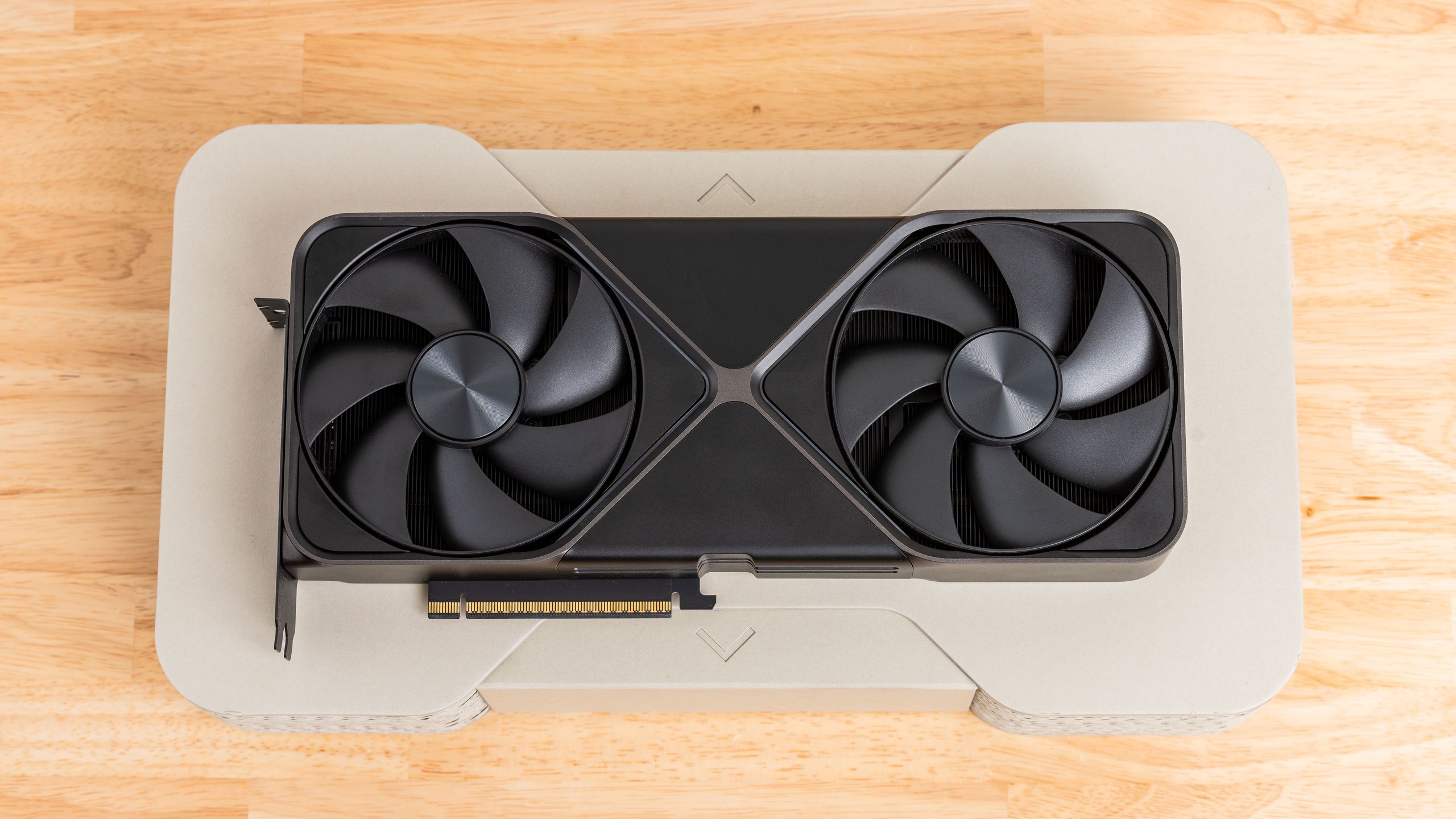 DLSS 5 Performansı: RTX 5090'da Güç Konektörü Sınırı mı?