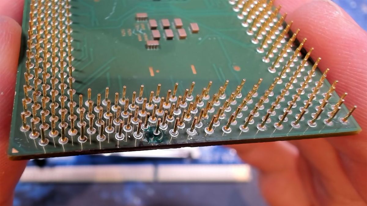 25 Yıllık Celeron, Eksik Pini Lehimlenerek Hayata Döndü: %33 Hız Aşımı Yapıldı