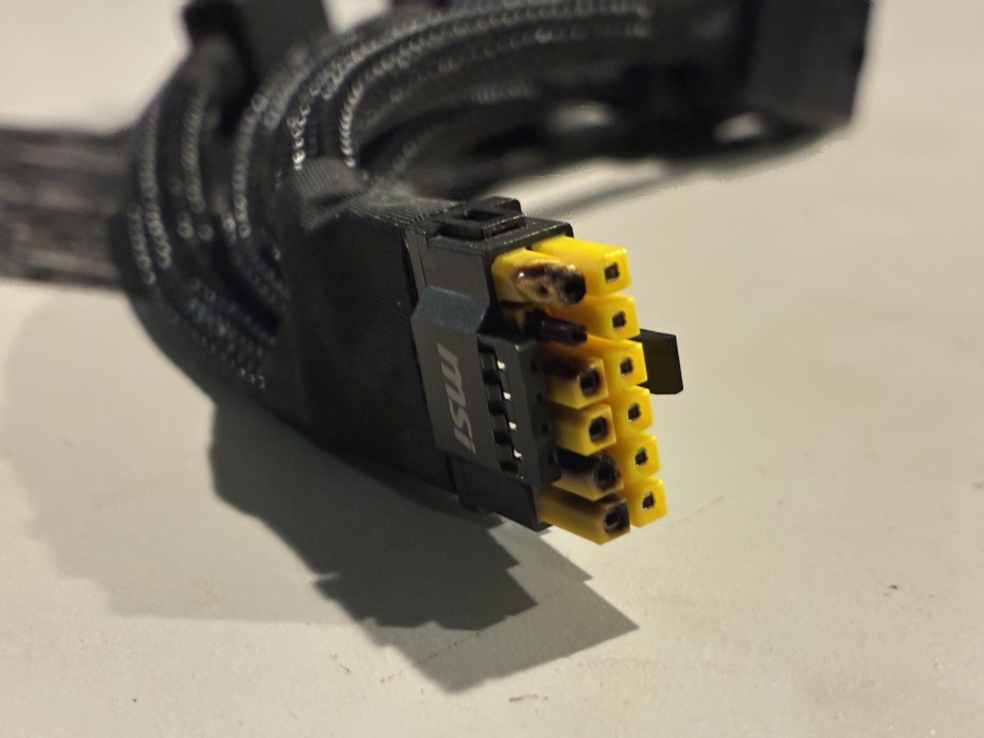 DLSS 5 canavarı RTX 5090'ı 600W'ın üzerine çıkardı: 16-pin konektör eridi!