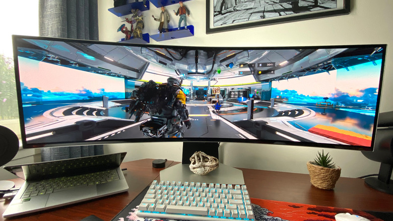 Eyeing a curved monitor? Here are the pros and cons to consider