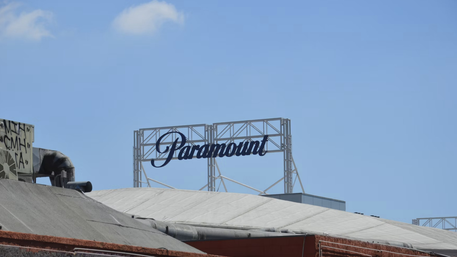 FCC'den Körfez sermayesine kapı aralayan karar: Paramount-Warner Bros. hisselerinin yarısına yakını yabancı fonlara geçi