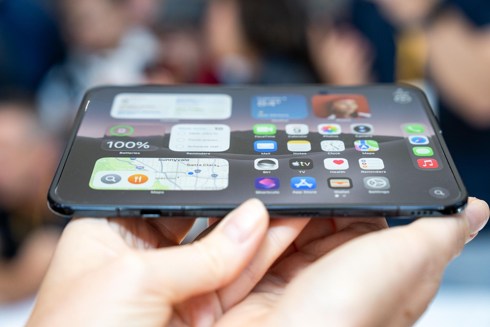 İlk Katlanabilir iPhone'u Denedik: Katlanması Beklenenden İyi!