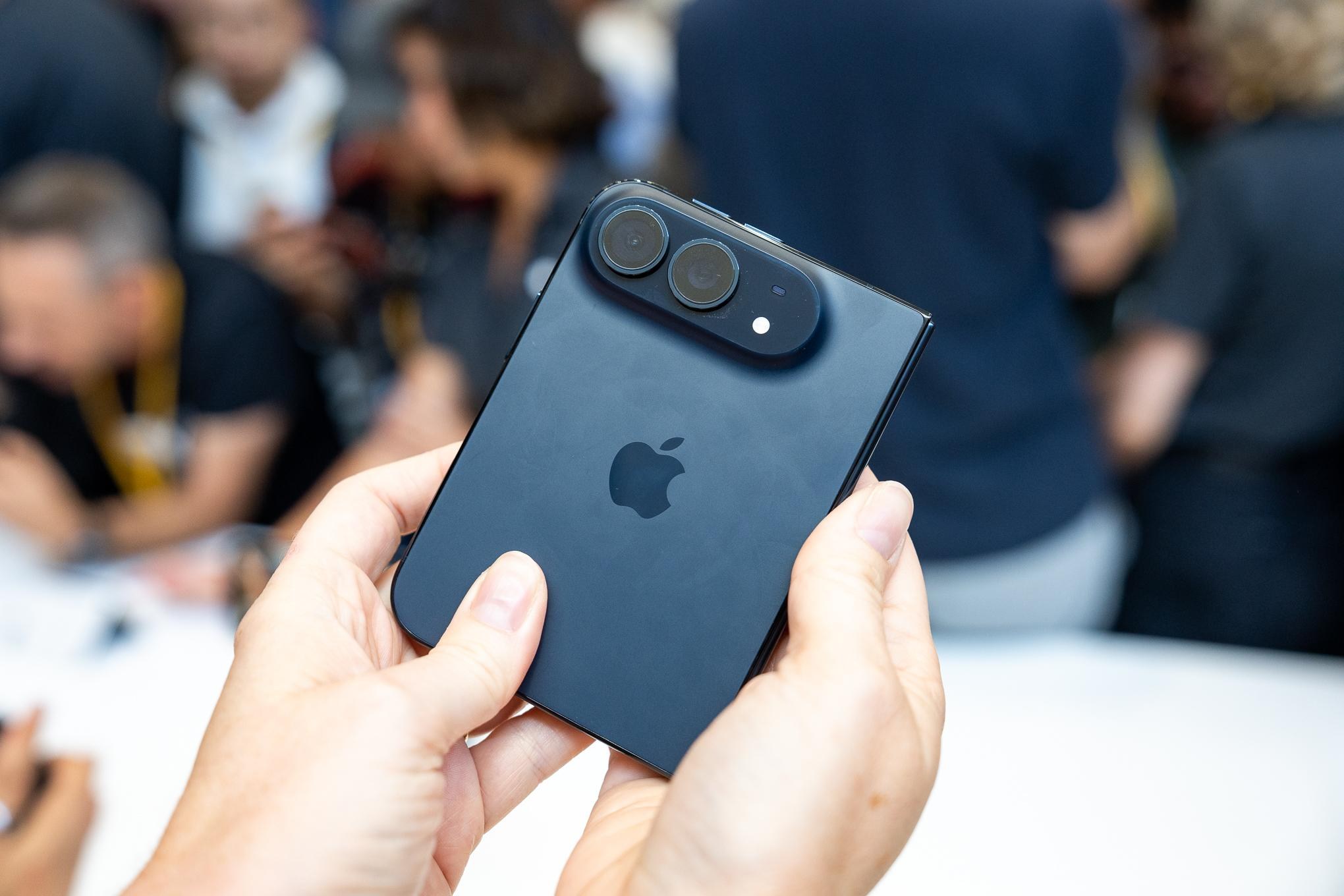 İlk Katlanabilir iPhone'u Denedik: Katlanması Beklenenden İyi!