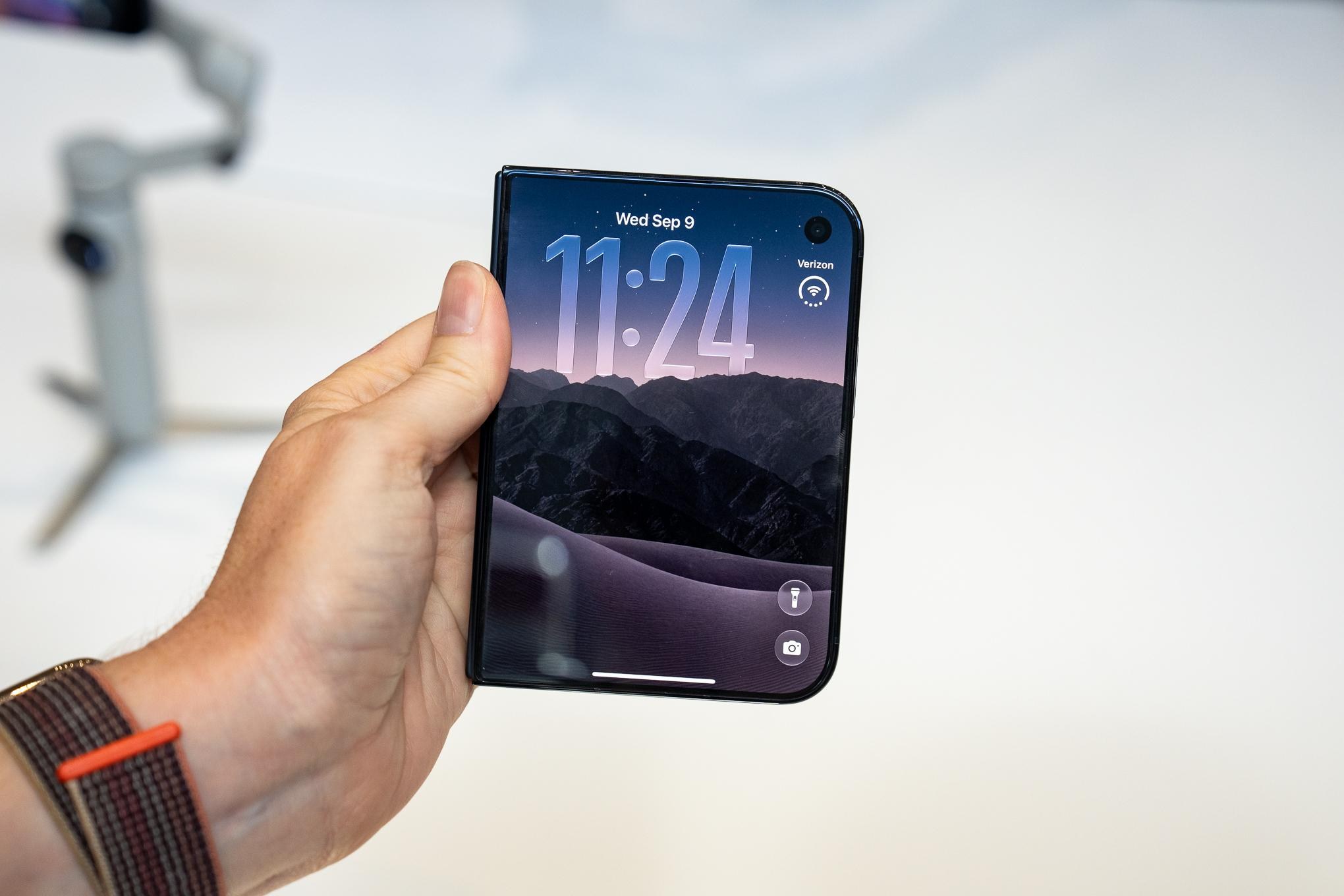 İlk Katlanabilir iPhone'u Denedik: Katlanması Beklenenden İyi!