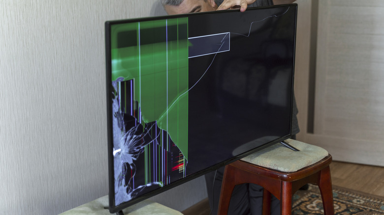 Eski Televizyonunuzdan Kurtulmanın 5 Akıllı Yolu: Çöpe Atmak Yerine Bunları Yapın