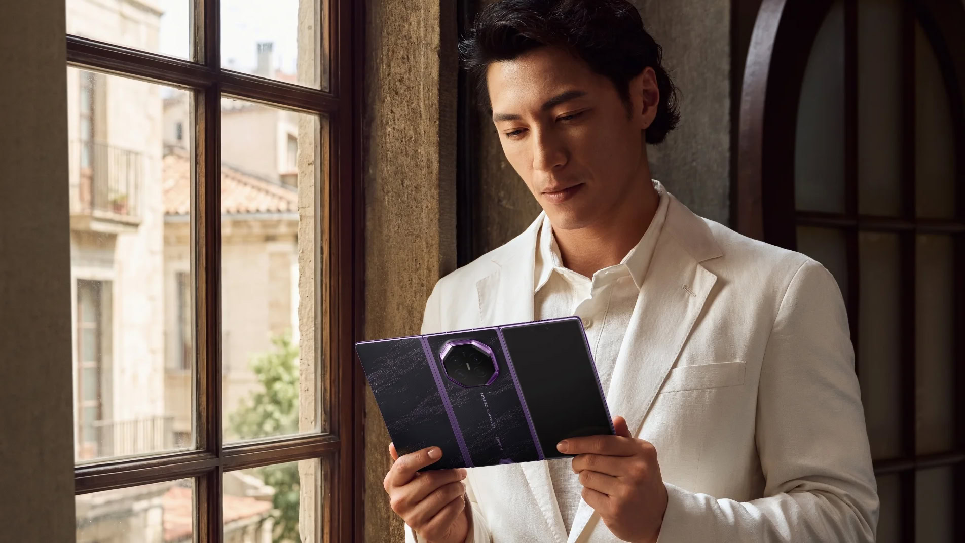 Huawei'nin Katlanabilir Devine Bir Bakış: Mate XT2, iPhone Ultra'ya Rakip mi?