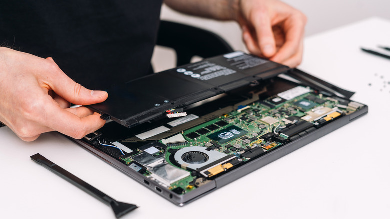 Laptop Trackpad'iniz Dışarı Çıkıyorsa Hemen Kullanmayı Bırakın!