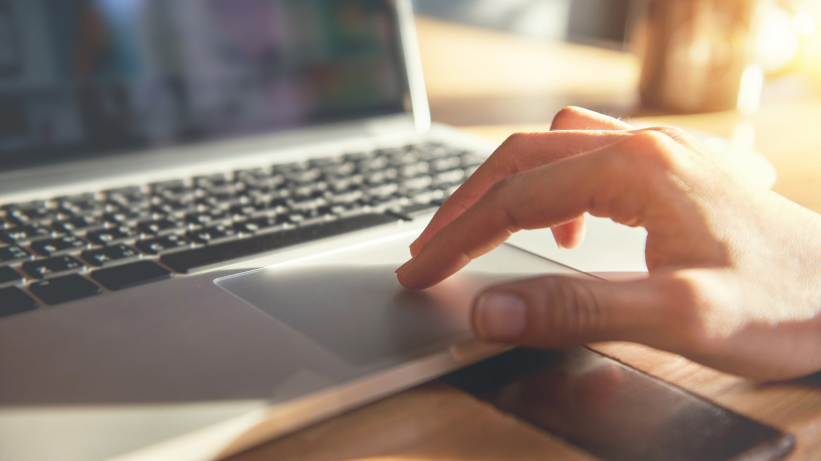 Laptop Trackpad'iniz Dışarı Çıkıyorsa Hemen Kullanmayı Bırakın!
