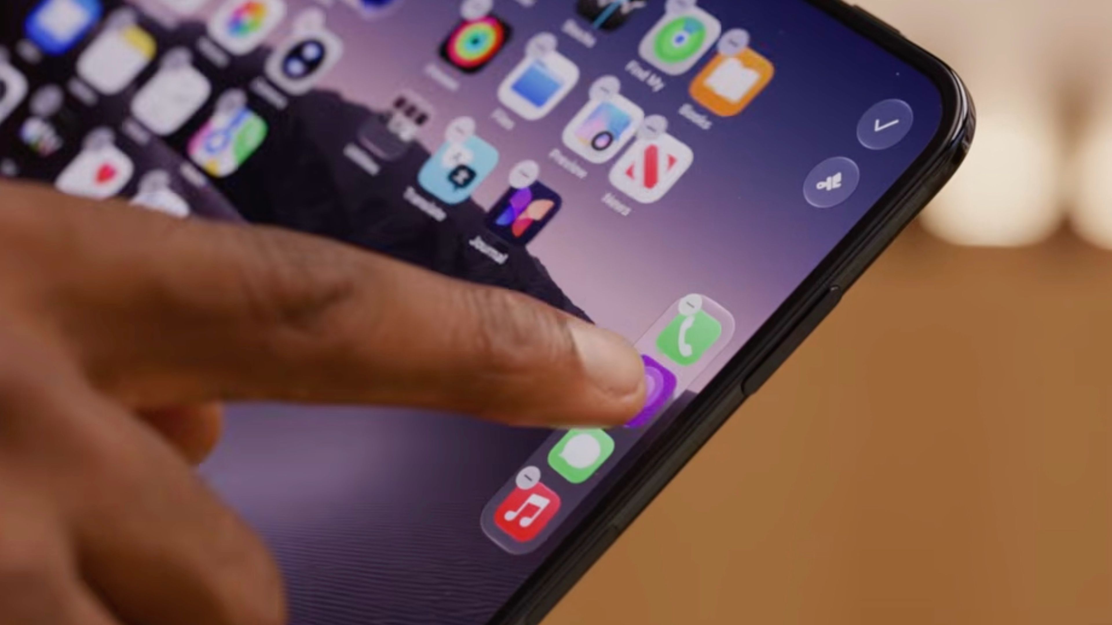 iPhone Duo'nun Dikey Dock'u Sadece Dört Uygulama Alıyor