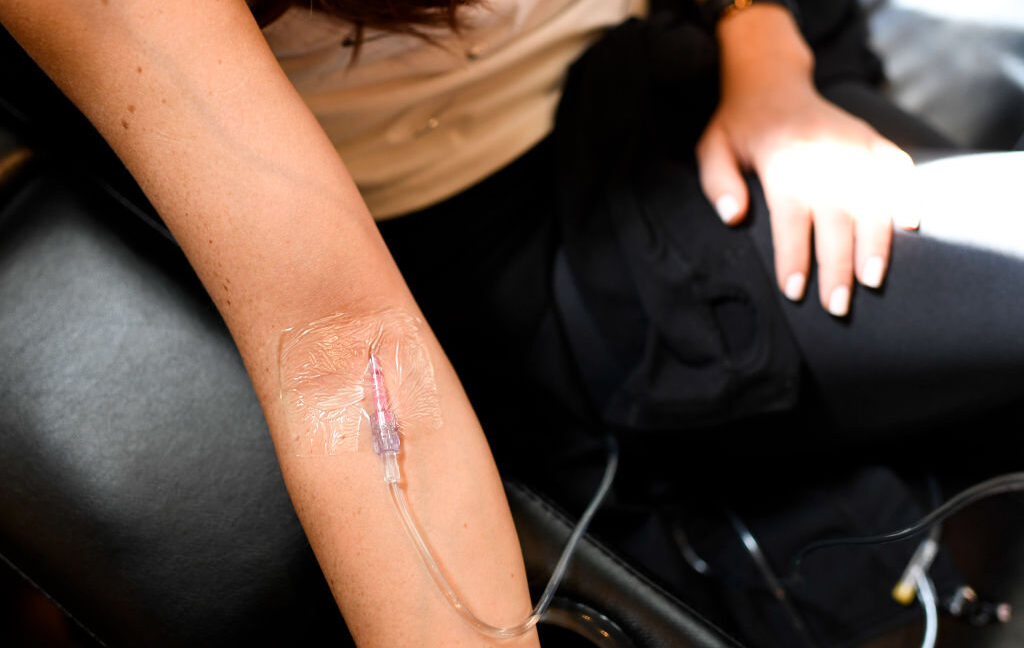Hastalık sağlık kliniğinde! IV detoks serumları aslında toksinle dolu