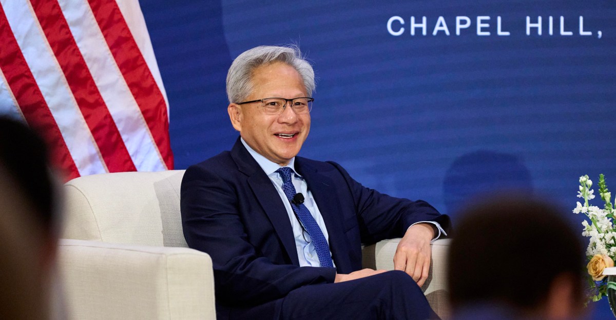 Jensen Huang, Trump'ı sahnede hoparlöre aldı: "Robotlar dünyayı ele geçirmeyecek"