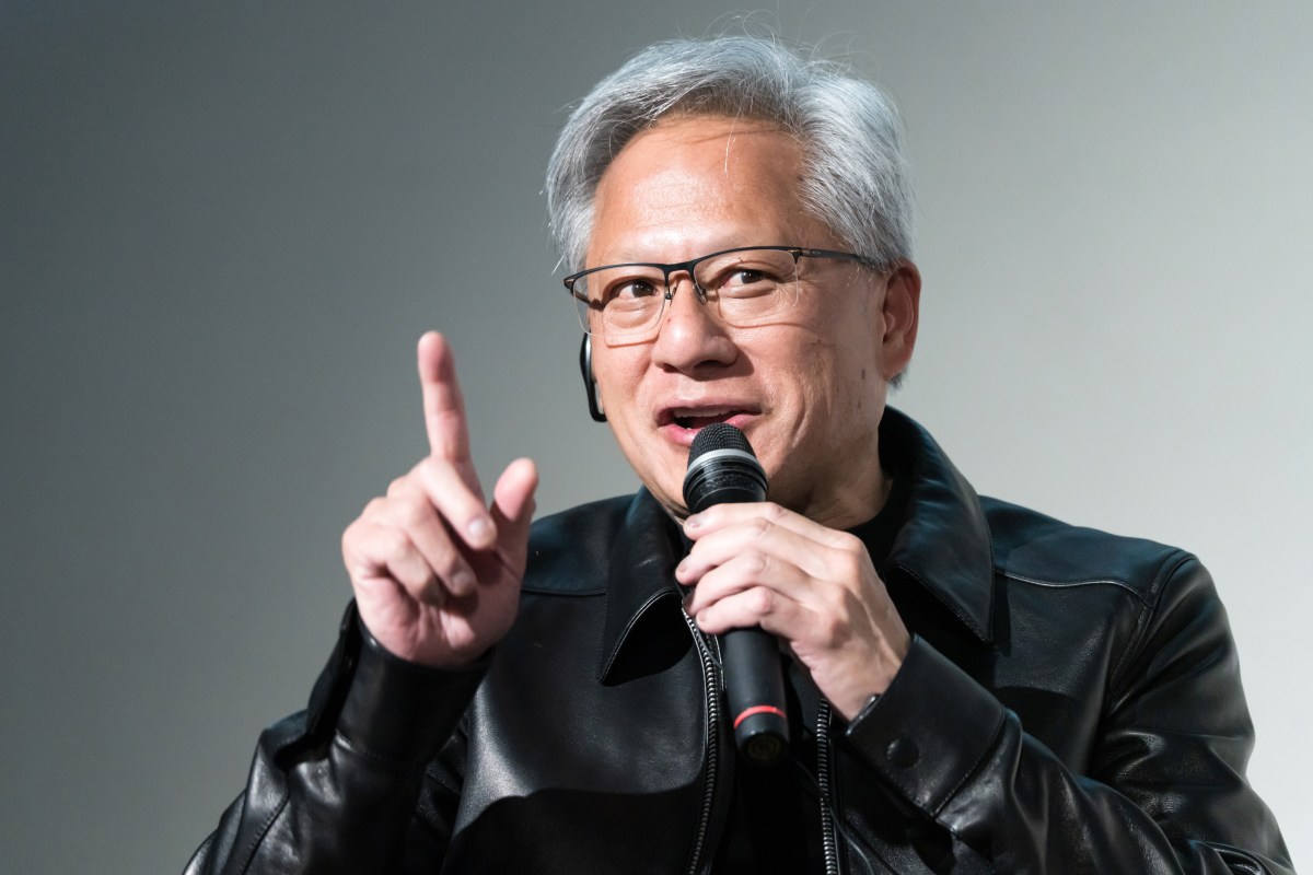 Jensen Huang, Trump'la Canlı Sohbette Apple'ın Katlanabilir Telefonunu Gösterdi