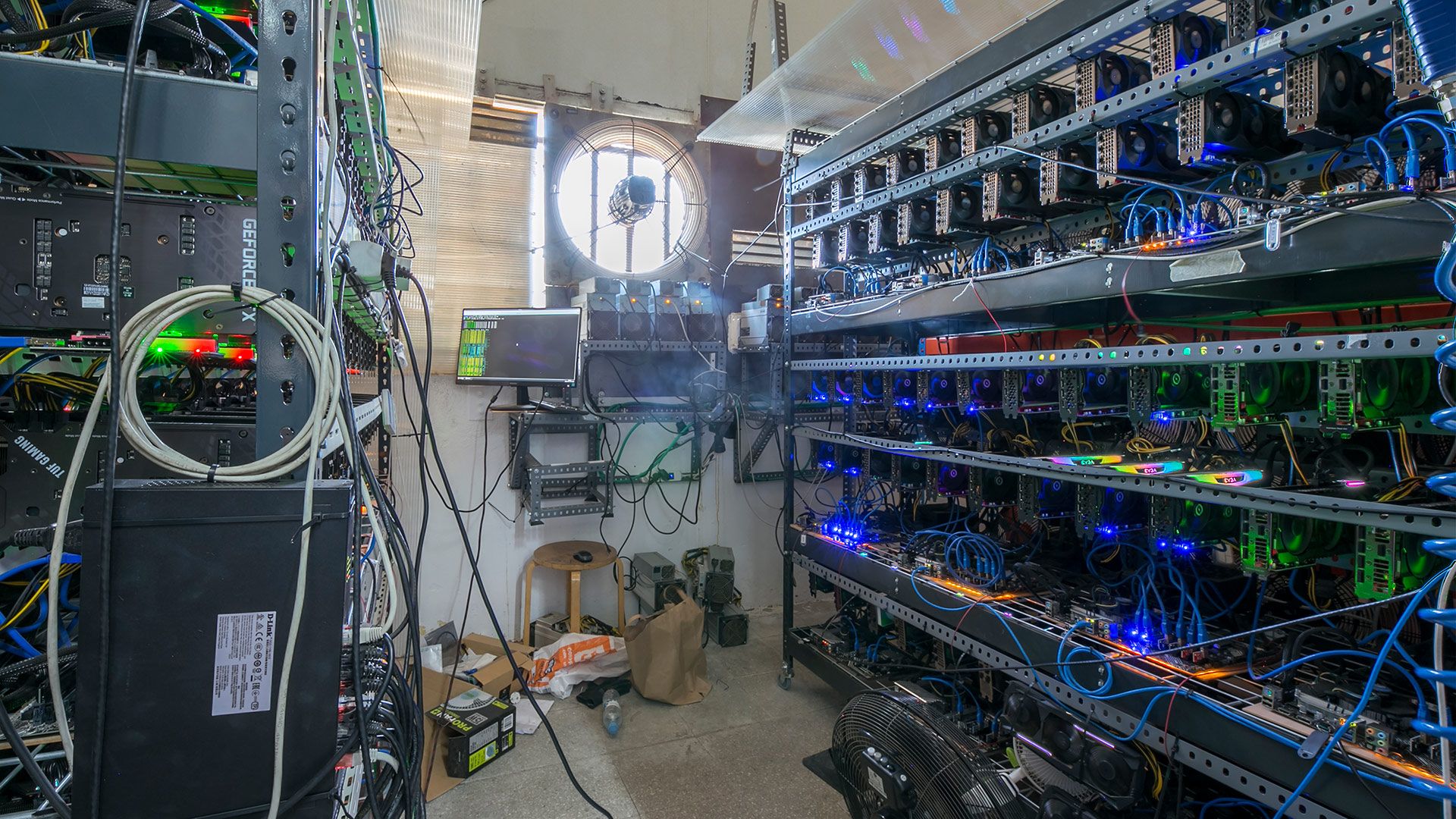Meksika karteli kripto çiftliği basıldı: 300 GPU, hidroelektrikten kaçak elektrik