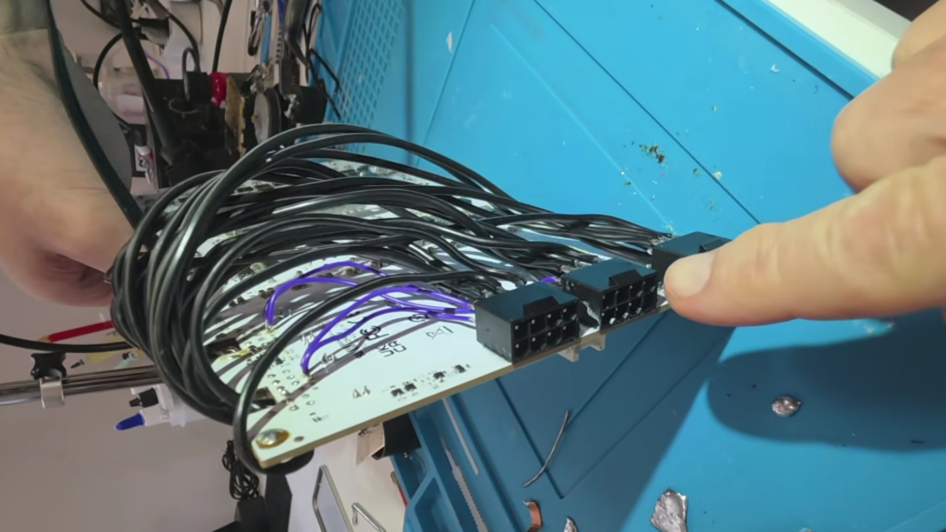 Modlu RTX 5090, 8-pin güç kablolarıyla 900W'a ulaştı: 16-pin'e meydan okudu