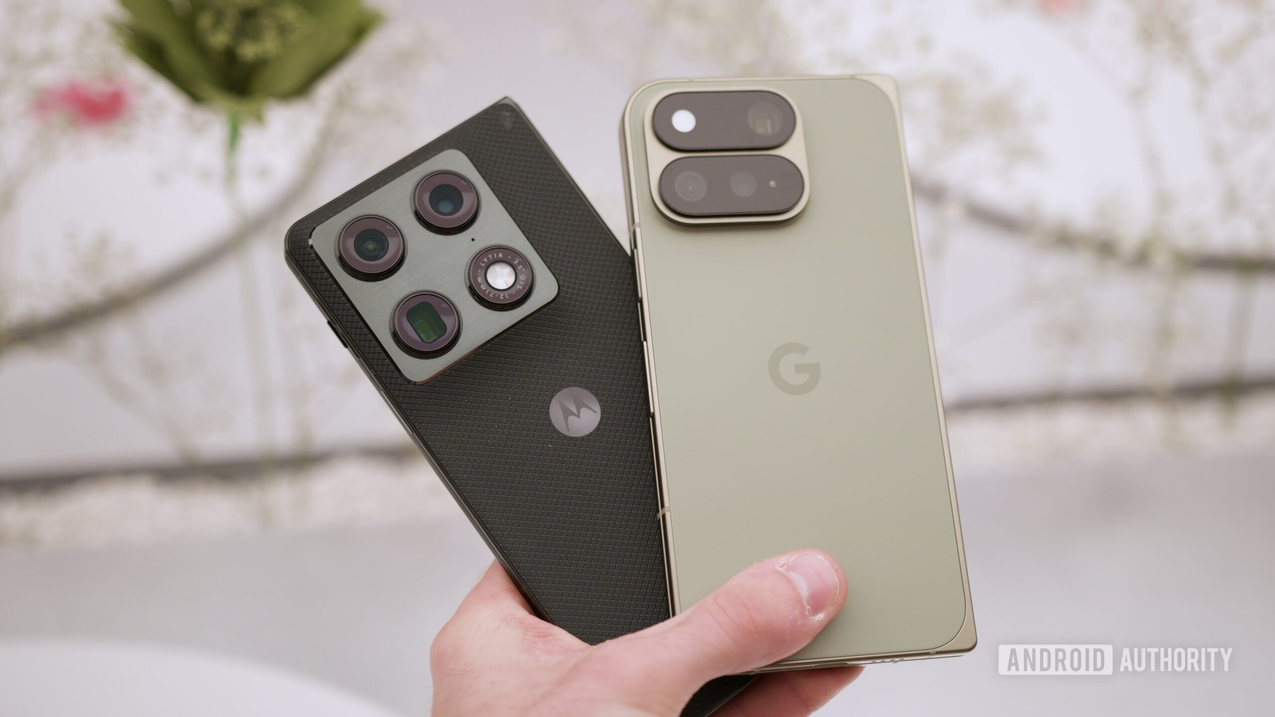 Motorola ve Google katlanabilirleri Samsung'u en kritik noktada geçiyor