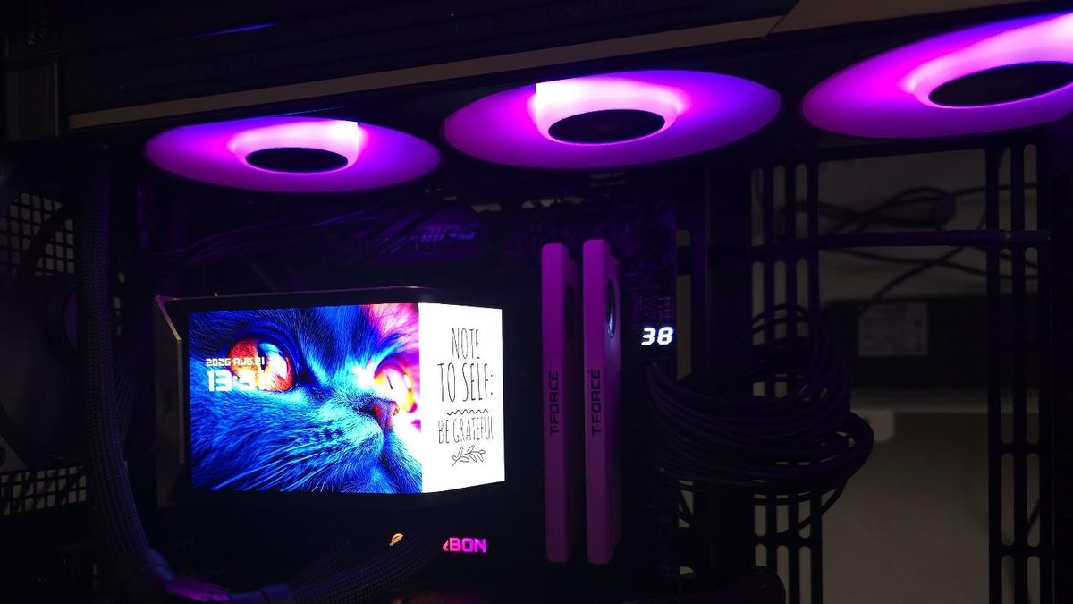 MSI MEG CoreLiquid E15 360 İncelemesi: Kavisli Ekranıyla Sıvı Soğutmada Yeni Lider