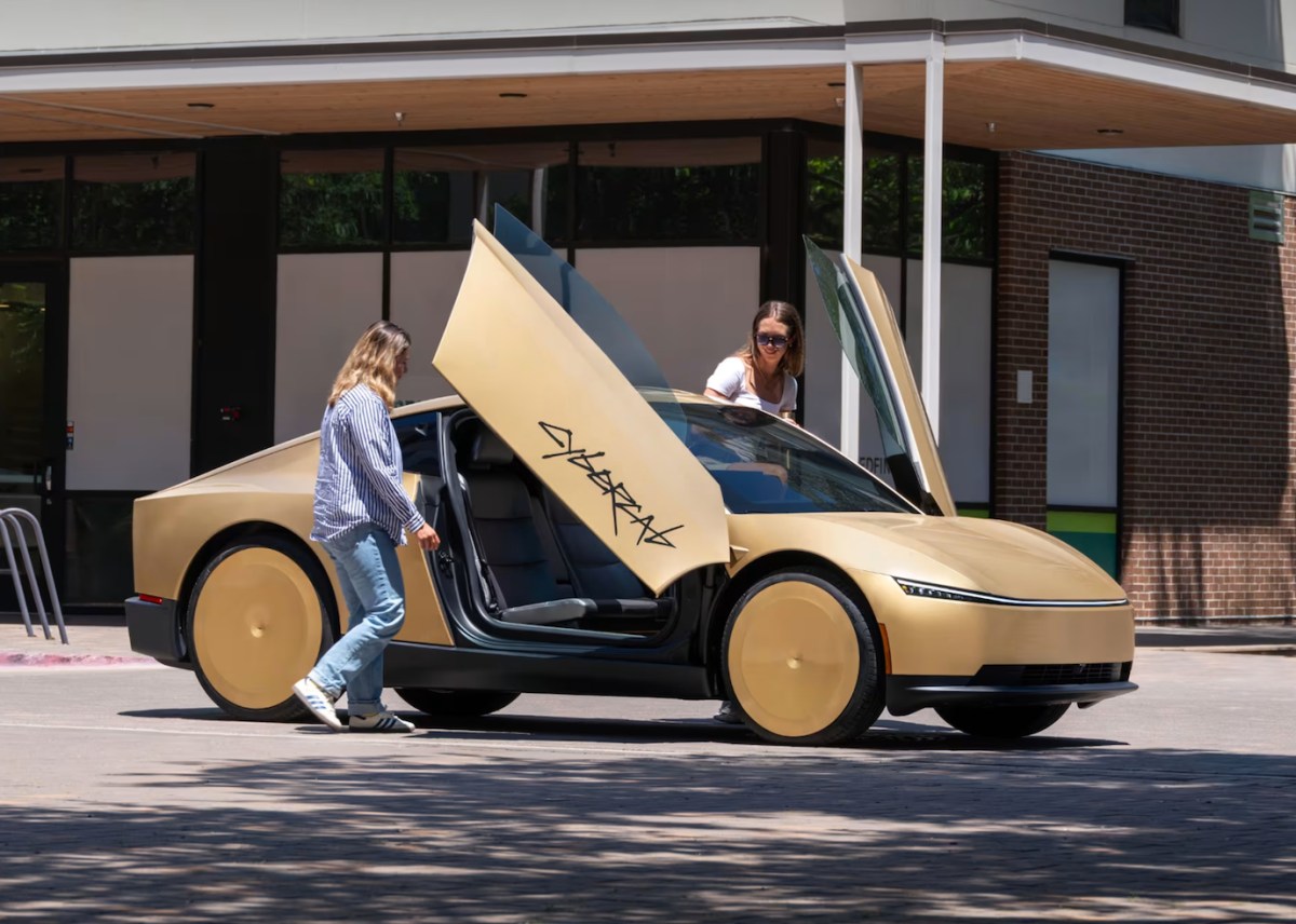 Tesla Cybercab'e Çocuk Yasağı: 13 Yaş Altı Yolcular Araçta Olamayacak