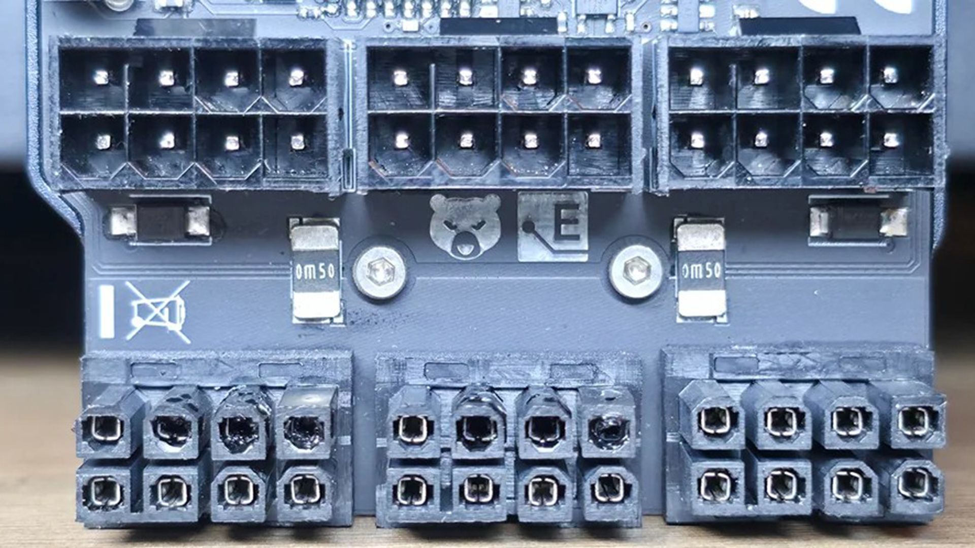 8 pinli PCIe güç konnektörleri de eriyor: Thermal Grizzly WireView adaptörü Radeon RX 7900 XTX'te yandı