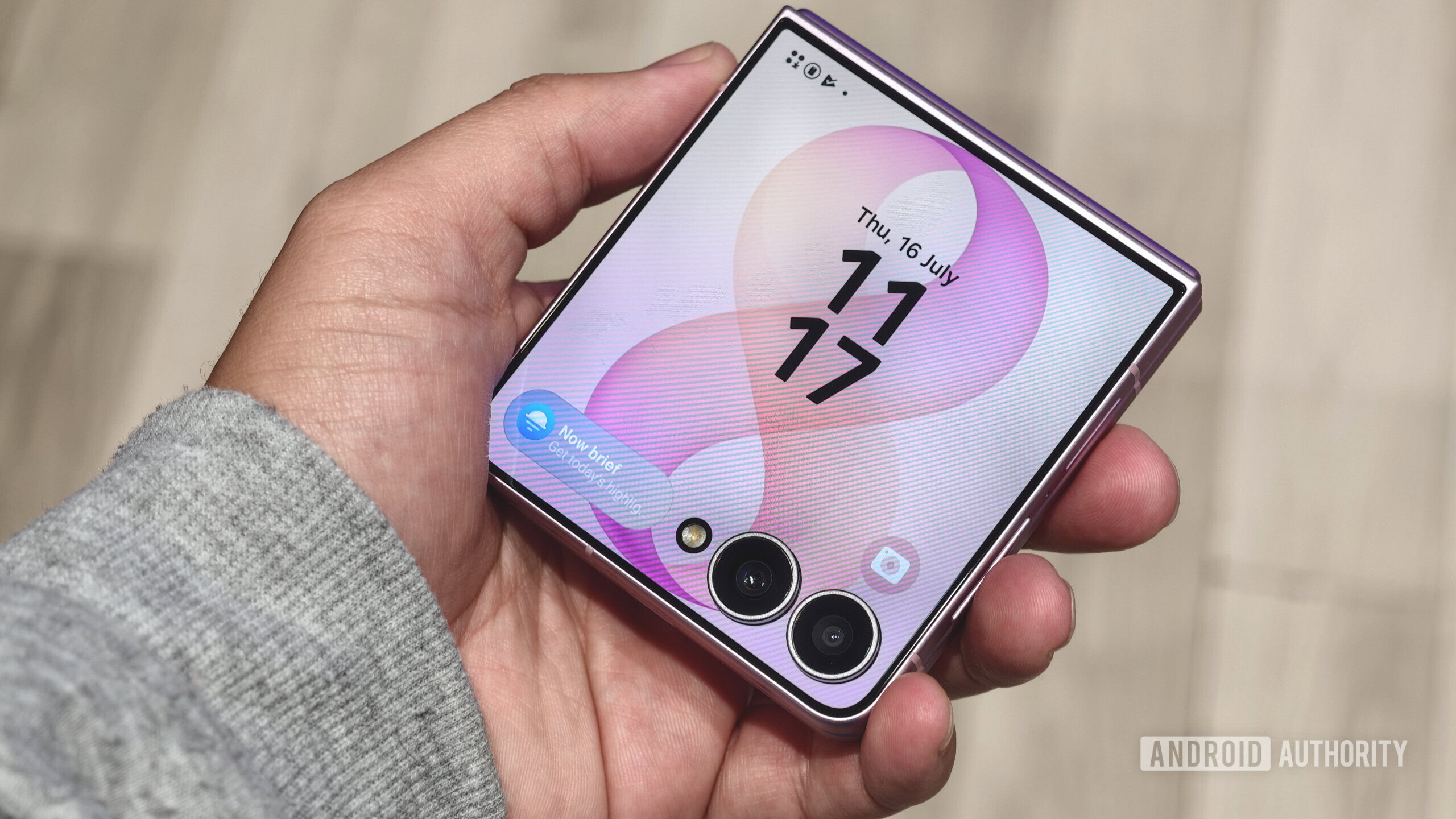 Samsung Galaxy Z Flip 8'den İlk Büyük İndirim Geldi: 150 Dolar Daha Ucuza