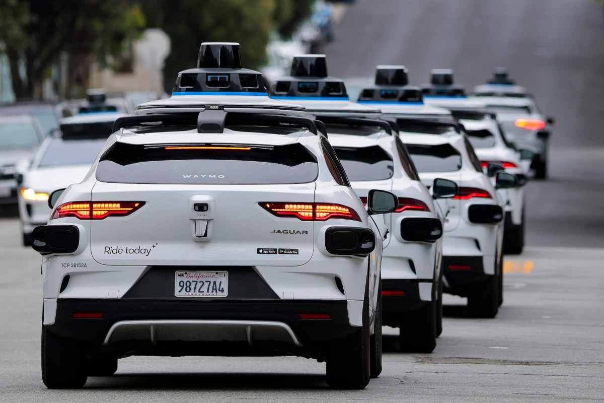 Tesla Cybercab kapıda: Waymo saldırıya geçti, robotaksi savaşı ABD'de kızışıyor