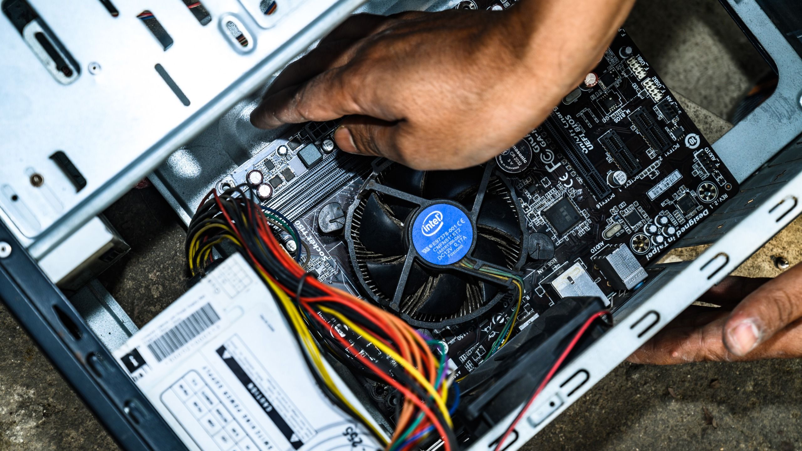 Gümrük Süpervizörü, Hükümet Bilgisayarlarından Parça Çalıp Newegg'de Takas Etti