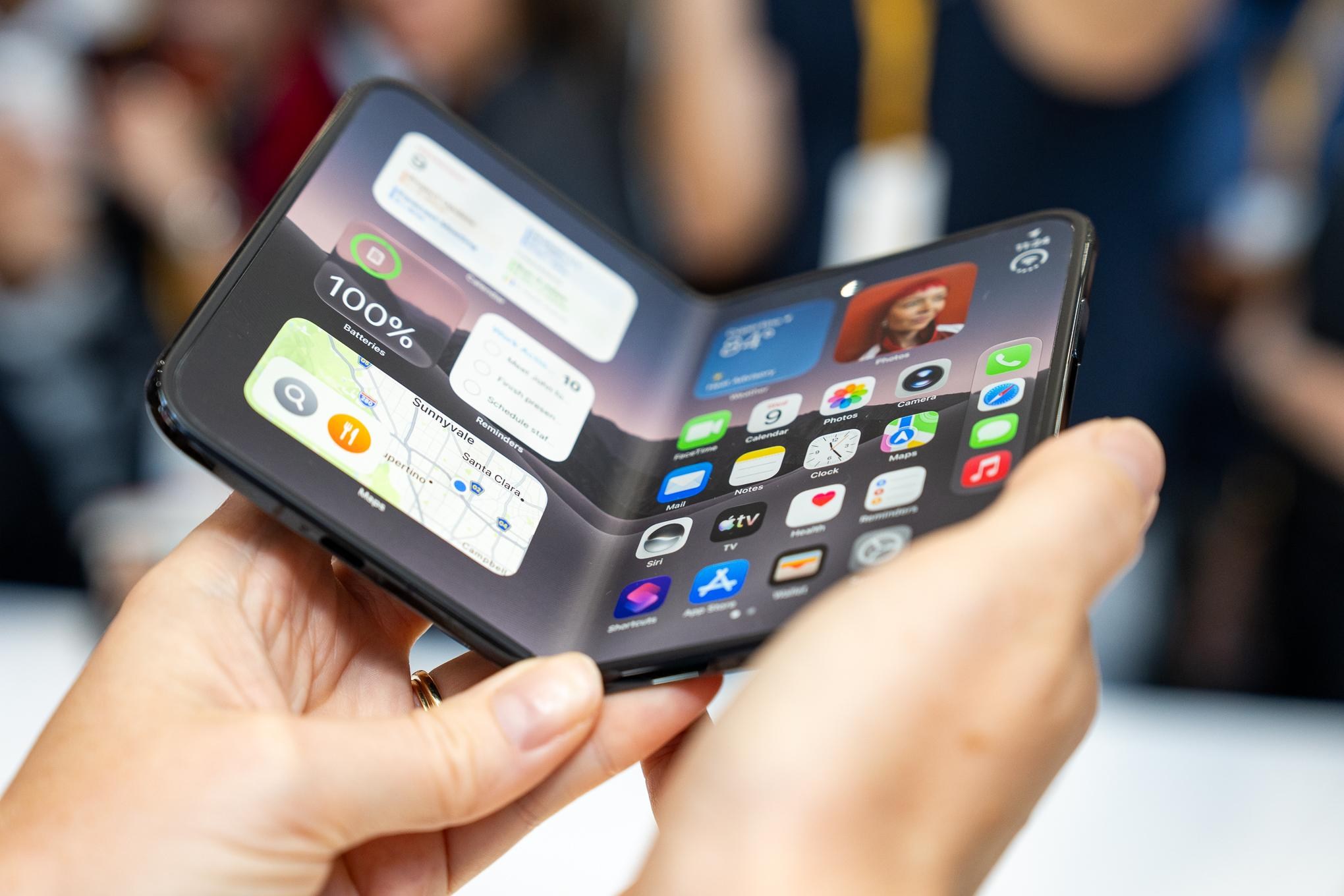 iPhone Duo Kapak Açılıyor: The Verge Ekibi Katlanabilir iPhone'u Tartıyor