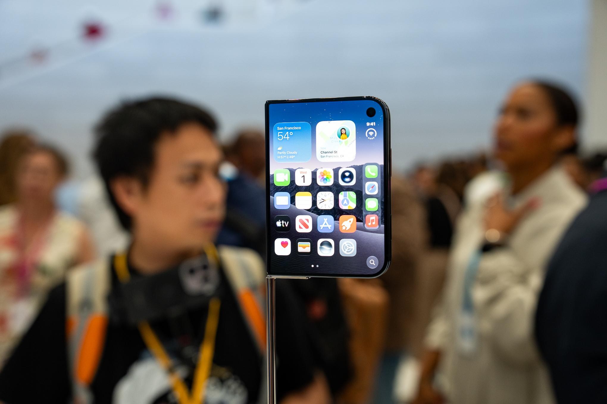iPhone Duo Kapak Açılıyor: The Verge Ekibi Katlanabilir iPhone'u Tartıyor