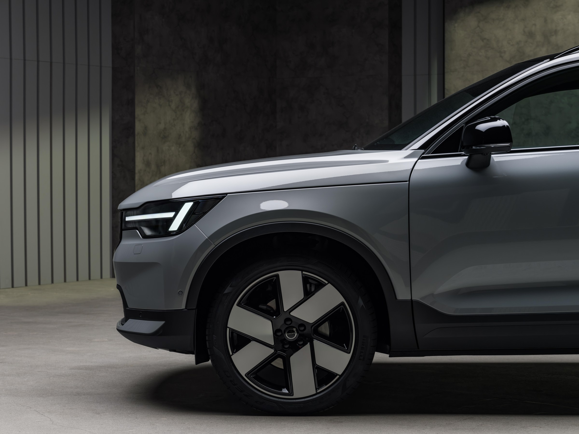 Volvo XC40 PHEV Geri Döndü: Gemini AI ve Yeni Sensörlerle