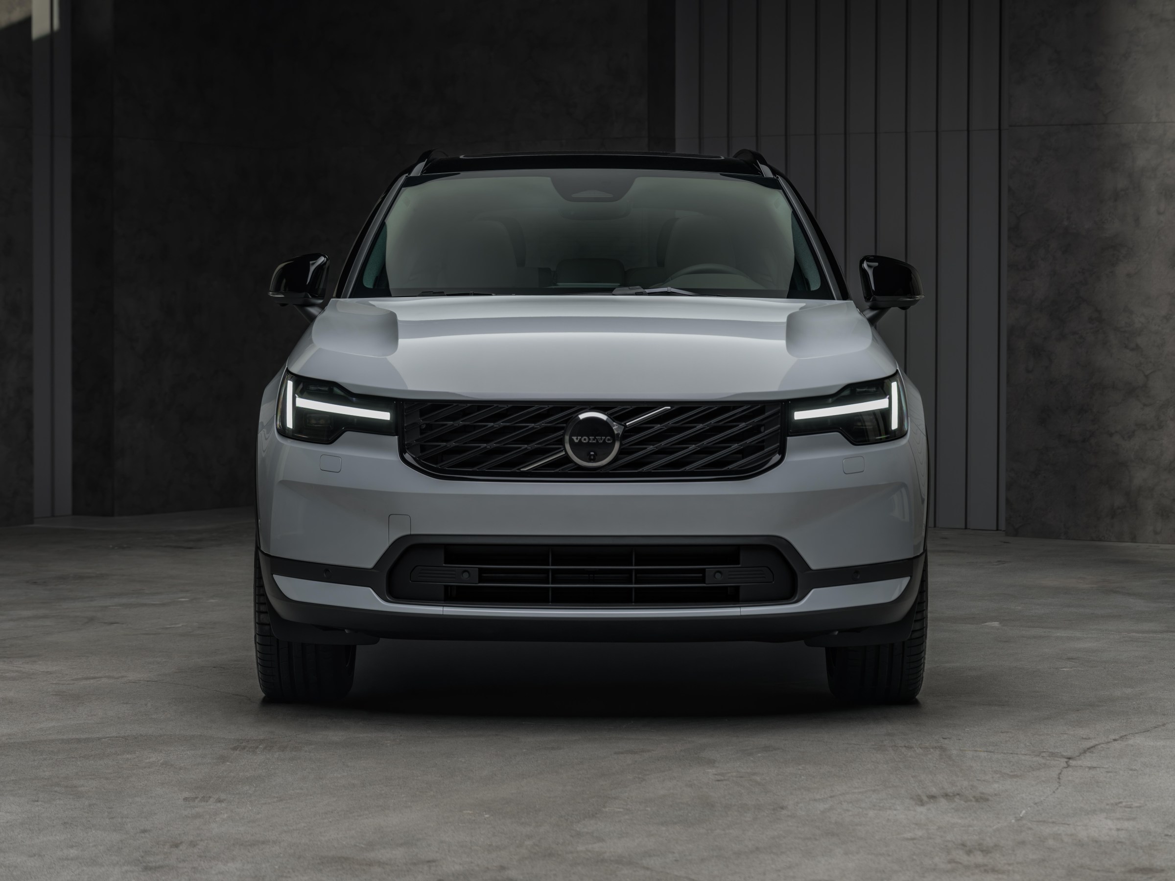 Volvo XC40 PHEV Geri Döndü: Gemini AI ve Yeni Sensörlerle