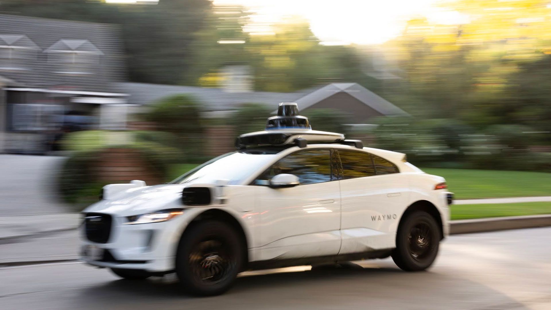 Waymo robotaksisi yolcularını polise ihbar etti: İki genç tutuklandı