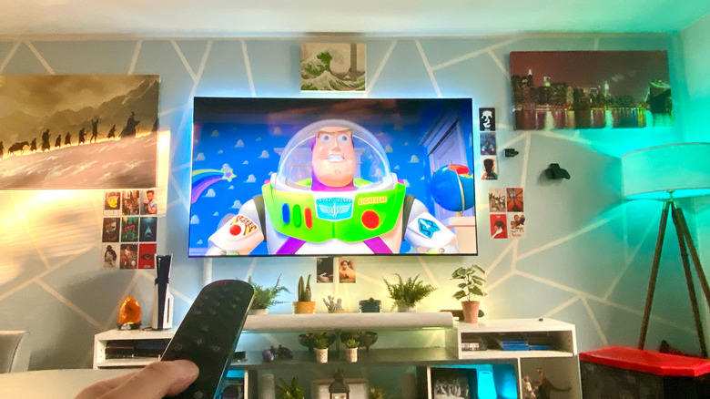 TV İzlerken Doğru Mesafe: 30 Derece Kuralı Nedir?
