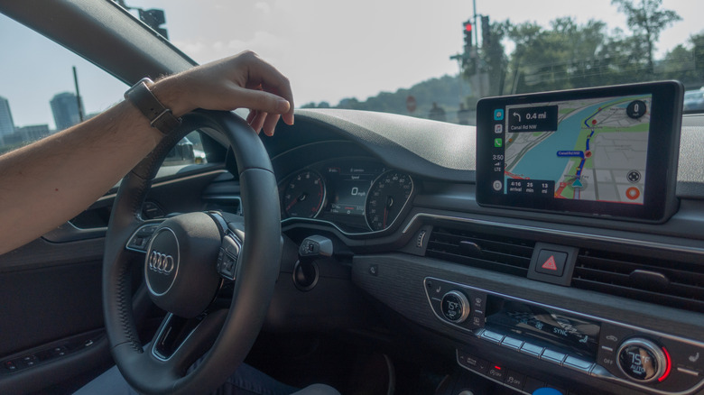 Aracınızda CarPlay yok mu? Taşınabilir ekranlarla bu sorunu çözmek mümkün!