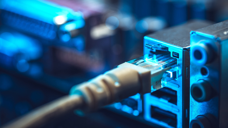 Evde internet seçimi: Kablolu mu, kablosuz mu daha iyi?
