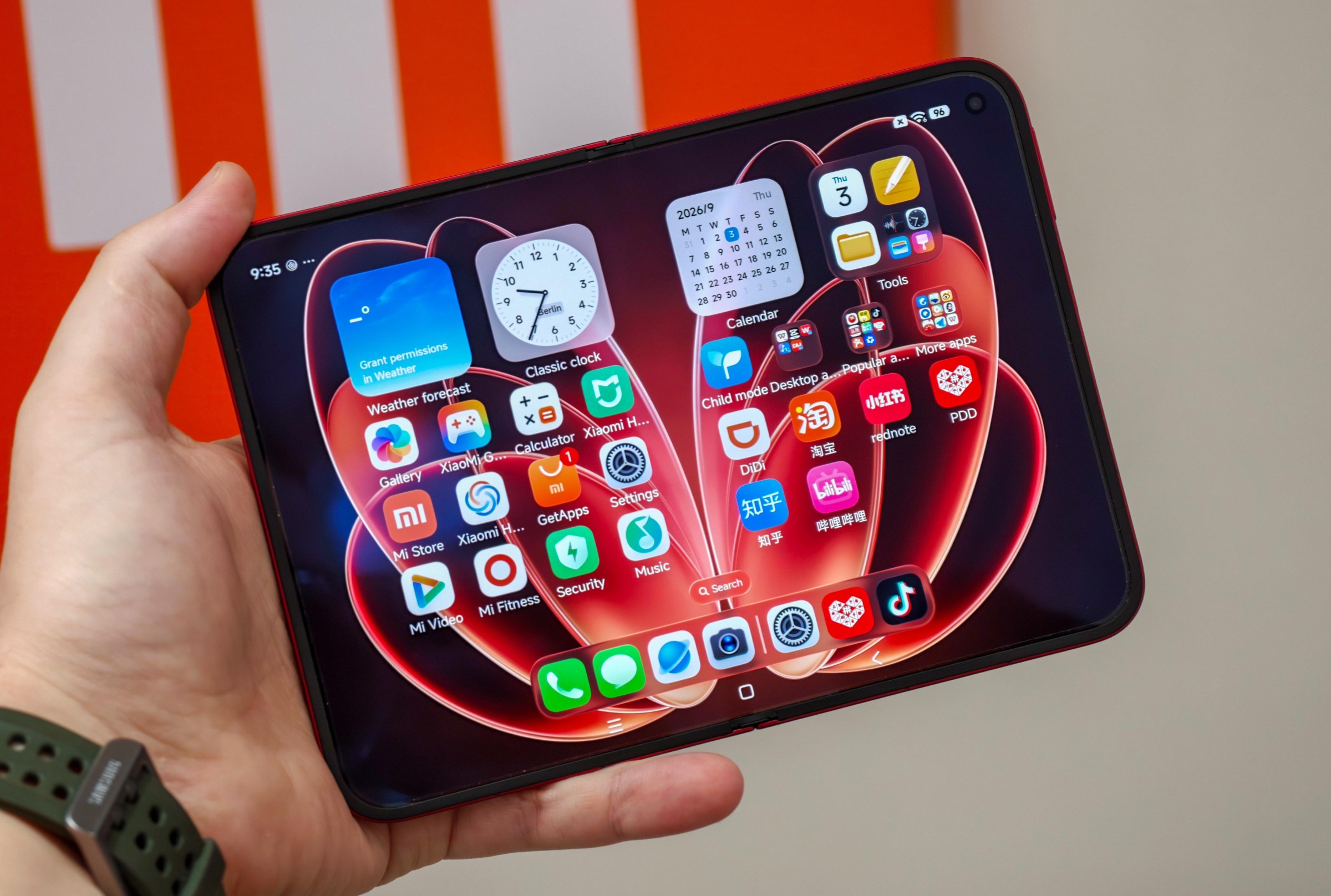 Xiaomi 18 Fold: Samsung'u Kıskandıracak Geniş Katlanabilir Telefon